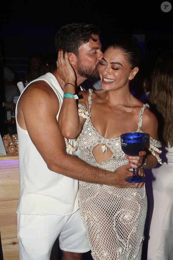 Juliana Paes elegeu look de crochê delicado e fashionista para o Réveillon de Noronha