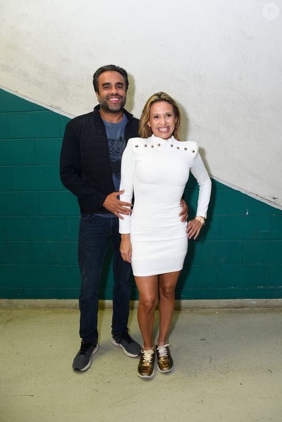 Luísa Mell escolheu um vestido curto branco ajustado, de textura canelada, gola alta e detalhes de botões dourados nos ombros. A apresentadora completou o visual com tênis metalizado dourado, enquanto seu namorado vestiu jaqueta acolchoada preta e jeans escuro