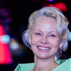 Pamela Anderson, aos 58 anos, segue dieta vegana para esbanjar vitalidade: 'Os vegetais me sustentam'