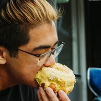 Lucas Nacif, cirurgião do aparelho digestivo, revela um dos erros mais comuns para se livrar da ressaca no Carnaval: 'Tentar curar a ressaca com junk food é a pior escolha'