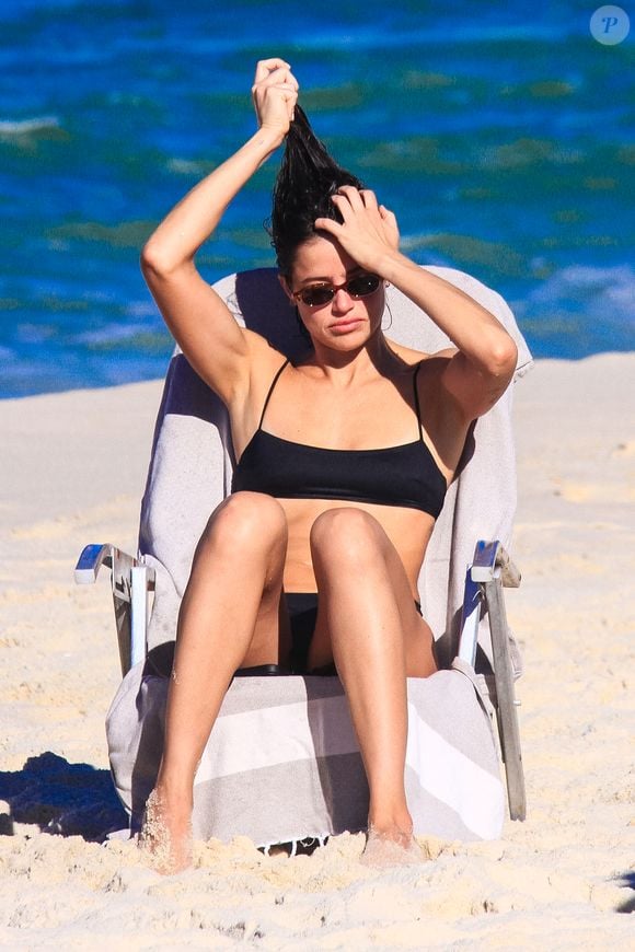 Agatha Moreira apostou em um biquíni fio-dental para aproveitar um dia de praia com Rodrigo Simas. O casal trocou beijos e carinhos à beira-mar