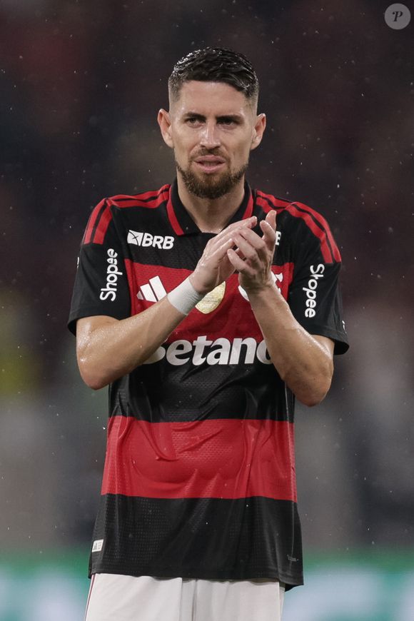 Segundo o jogador do Flamengo, o segurança que acompanhava Chappell Roan agiu de forma agressiva com elas, dizendo que a filha teria "desrespeitado" e "assediado" a cantora