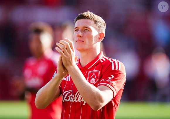 Elliot Anderson é um meio-campista inglês de 23 anos (nascido em 2002) conhecido por sua criatividade, visão de jogo e intensidade. Formado nas categorias de base do Newcastle, ele atualmente joga pelo Nottingham Forest e é amplamente especulado em grandes clubes europeus