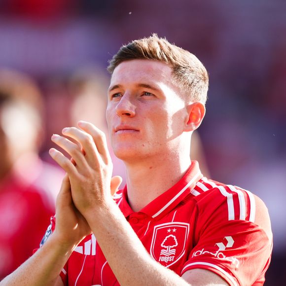 Elliot Anderson é um meio-campista inglês de 23 anos (nascido em 2002) conhecido por sua criatividade, visão de jogo e intensidade. Formado nas categorias de base do Newcastle, ele atualmente joga pelo Nottingham Forest e é amplamente especulado em grandes clubes europeus