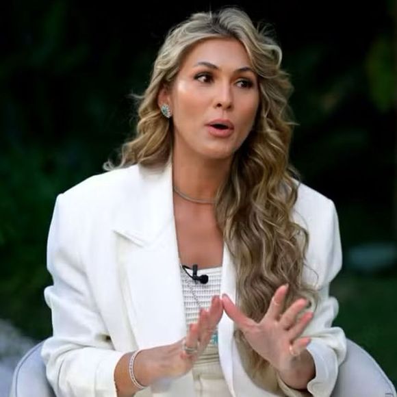 Lívia Andrade contou detalhes dos momentos de tensão que viveu em um avião na última semana