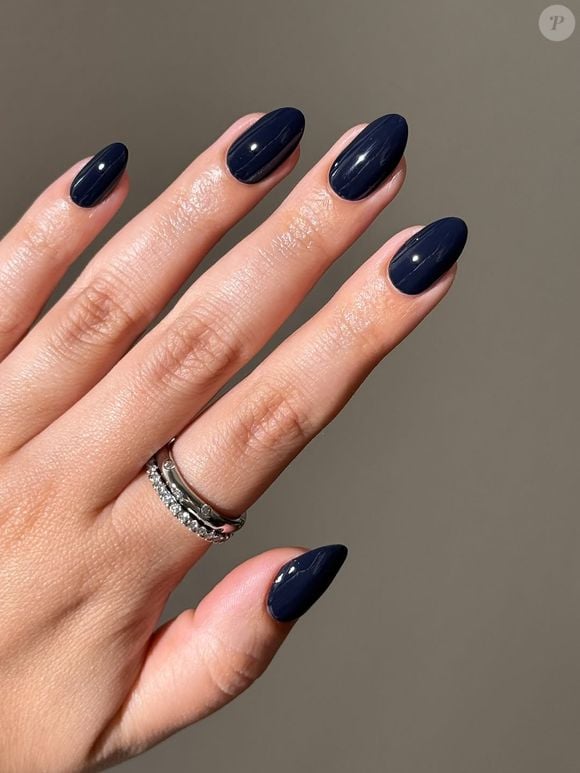 O azul marinho é, sem dúvida, uma verdadeira maravilha. Pode lembrar preto, mas tem aquele toque de azul que ilumina as mãos de forma encantadora