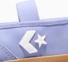Entre os detalhes que tornam o modelo especial estão as sobreposições em camurça e a presença do tradicional logotipo Star Chevron, elementos que preservam a identidade clássica da Converse em um design totalmente renovado