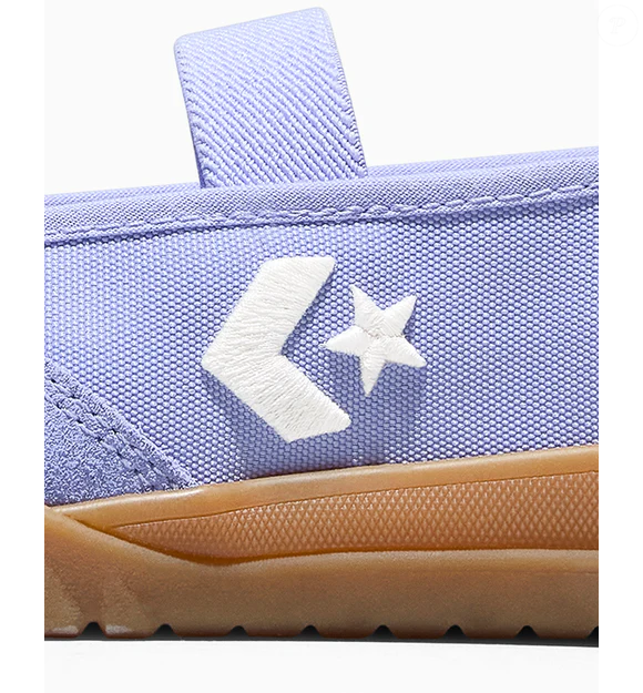 Entre os detalhes que tornam o modelo especial estão as sobreposições em camurça e a presença do tradicional logotipo Star Chevron, elementos que preservam a identidade clássica da Converse em um design totalmente renovado