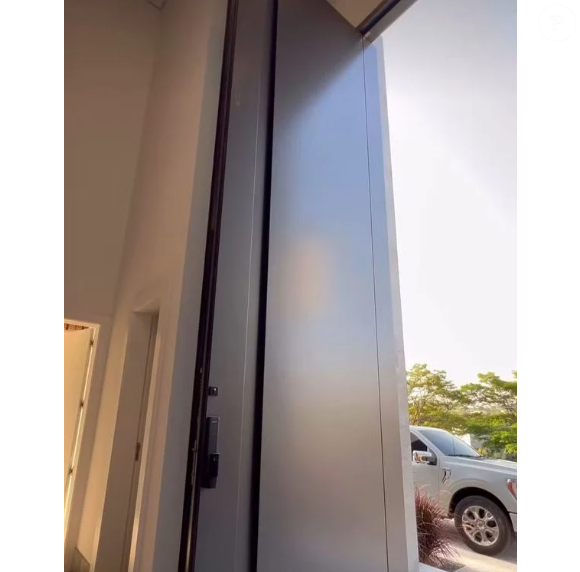 Mansão de Luciele Di Camargo e Denilson tem porta de 6 metros de altura