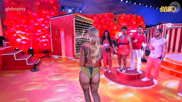 Luísa Sonza resolveu apostar no 'diferentão' e deu o que falar com um look que parece saído de um crossover entre os anos 70 e um futuro cyberpunk no 'BBB 25'