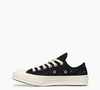 Com visual inspirado na estética “véu de viúva”, o novo tênis da Converse mistura romantismo, moda vintage e aquele preto clássico que combina com tudo