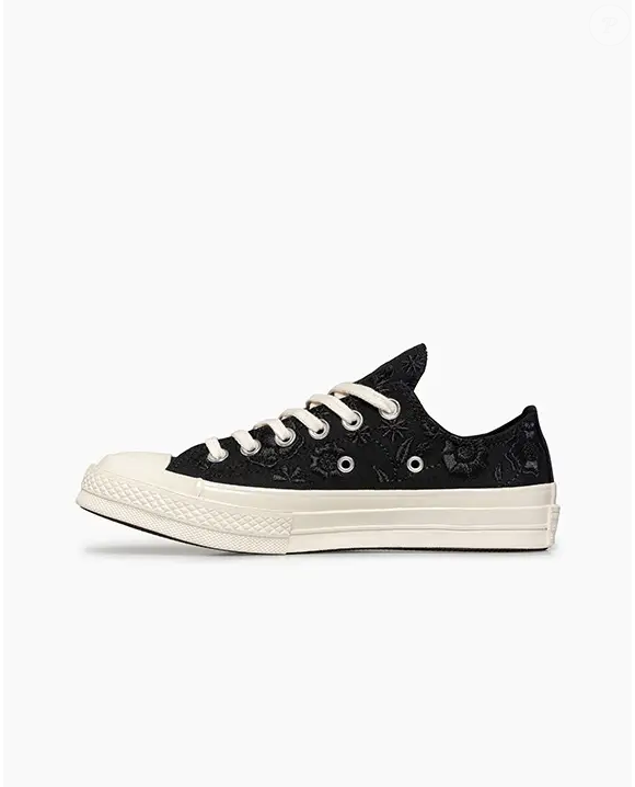 Com visual inspirado na estética “véu de viúva”, o novo tênis da Converse mistura romantismo, moda vintage e aquele preto clássico que combina com tudo