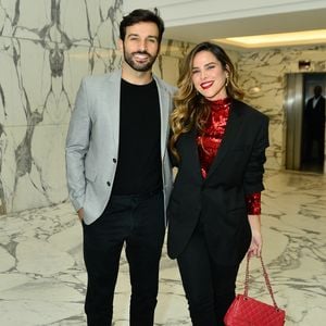 A cantora estendeu a tonalidade vibrante para a clássica bolsa de matelassê com alça de corrente e para o batom marcante, enquanto Bruno Bevan optou pela sobriedade de um costume cinza-claro com camiseta preta
