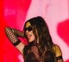 Atração do festival, Anitta apostou em look com recortes estratégicos