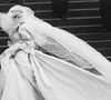 Vestido de Diana foi bordado com 10 mil pérolas e escondido da imprensa até o altar