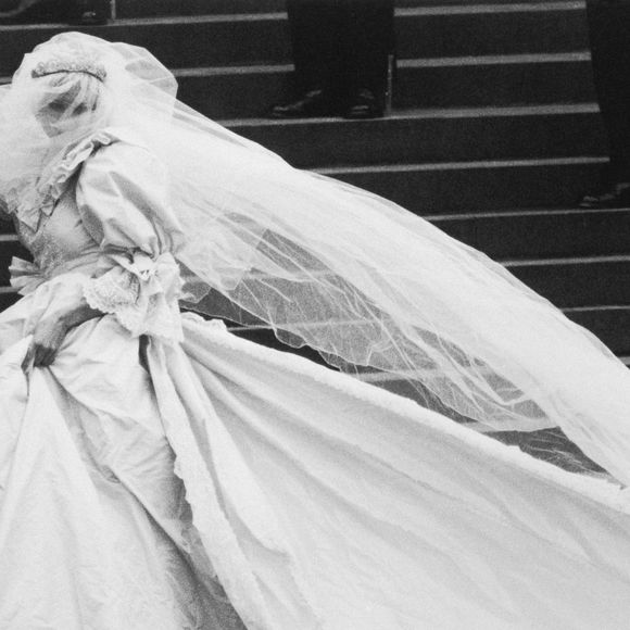 Vestido de Diana foi bordado com 10 mil pérolas e escondido da imprensa até o altar