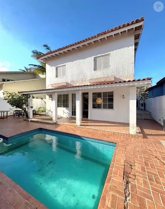 A apresentadora divulgou o anúncio da propriedade em suas redes sociais e informou que a mansão está à venda por R$ 2,99 milhões.
