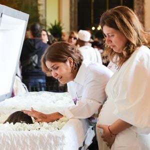 Grávida, Malu Barbosa e Jude Paulla se despediram da cantora Preta Gil, que morreu em 20 de julho de 2025. O velório ocorreu no Theatro Municipal do Rio de Janeiro.