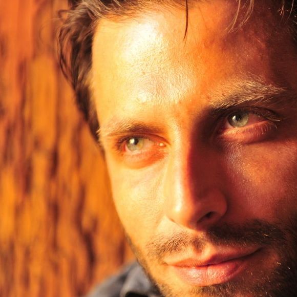Cassiano (Henri Castelli) se consagrou como grande galã da Globo na novela 'Flor do Caribe'