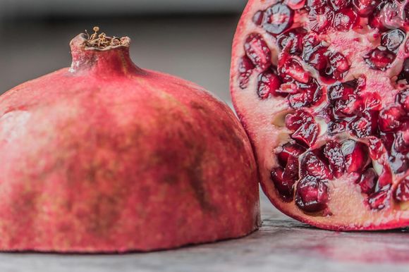 Após comer a romã, guarde sete sementes secas em um papel branco e coloque dentro da carteira