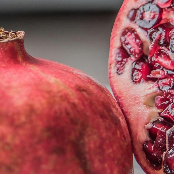 Após comer a romã, guarde sete sementes secas em um papel branco e coloque dentro da carteira