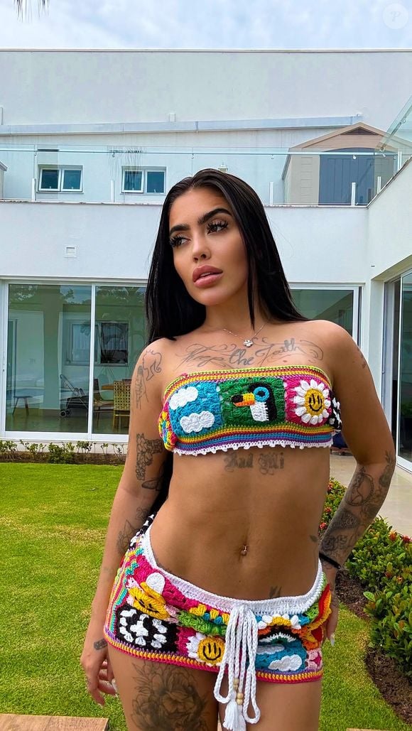 MC Mirella: ‘Depois que saiu a notícia de que eu sou toda rosinha, vocês acreditam que teve recalcada que pegou minhas fotos, minhas coisas, pra ficar escurecendo minhas fotos?’