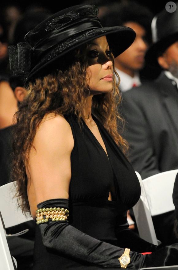 La Toya Jackson no velório de seu irmão, Michael Jackson