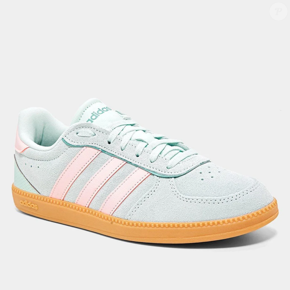 O tênis se destaca pelo conforto: cadarços clássicos, boa adaptação aos diferentes formatos de pé, sola de borracha resistente e palmilha removível, ideal para quem usa versões ortopédicas