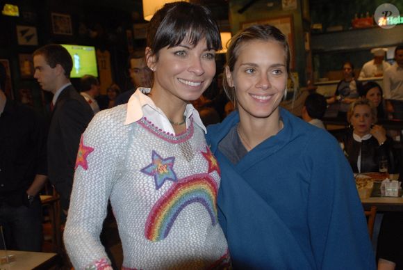 Tradicionalmente loira, Carolina Dieckmann também fez algumas mudanças em sua aparência