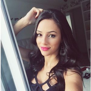 Bruna Biancardi tinha sobrancelhas mais finas e priorizava batons mais coloridos na juventude