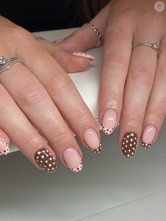 Unhas 2026: Os tons de café aparecem como neutros sofisticados. A combinação entre diferentes nuances de marrom nas pontas cria um efeito visual mais dinâmico e moderno