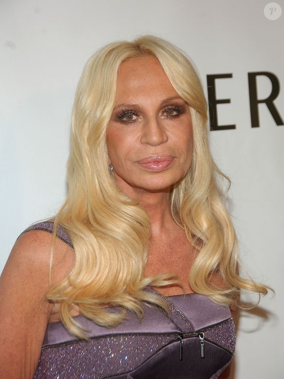 2008: quando se fala de Donatella Versace, muita gente se lembra dela desta forma