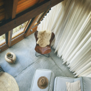 Localizada a cerca de 1.300 metros de altitude e cercada por 10 hectares de mata preservada, a propriedade impressiona pela estrutura e pela proposta de imersão natural.