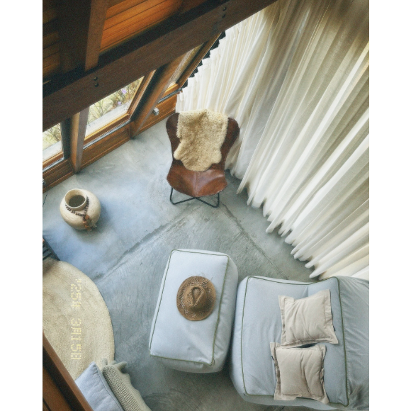 Localizada a cerca de 1.300 metros de altitude e cercada por 10 hectares de mata preservada, a propriedade impressiona pela estrutura e pela proposta de imersão natural.