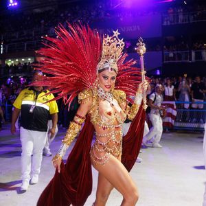 Juliana Paes usou costeiro com plumas retiradas do acervo da Viradouro