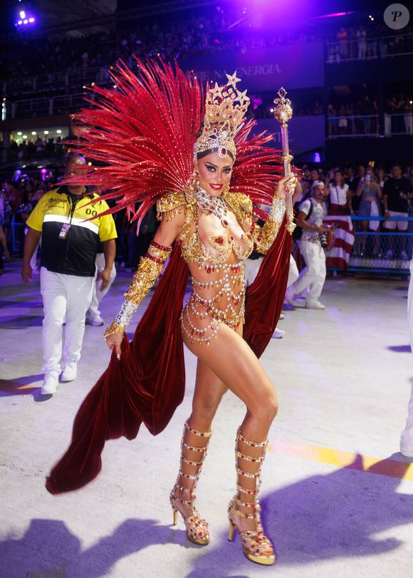 Juliana Paes usou costeiro com plumas retiradas do acervo da Viradouro