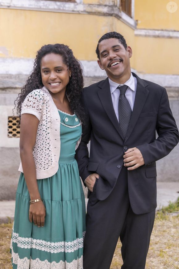 Nesta proposta de look em 'Garota do Momento', Beatriz usa um vestido verde água com detalhe na barra, bolero rendado, e o amigo Basílio usa um terno vintage.