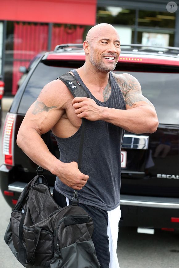 Braço super fortes de Dwayne Johnson roubam a cena por onde quer que o ator esteja