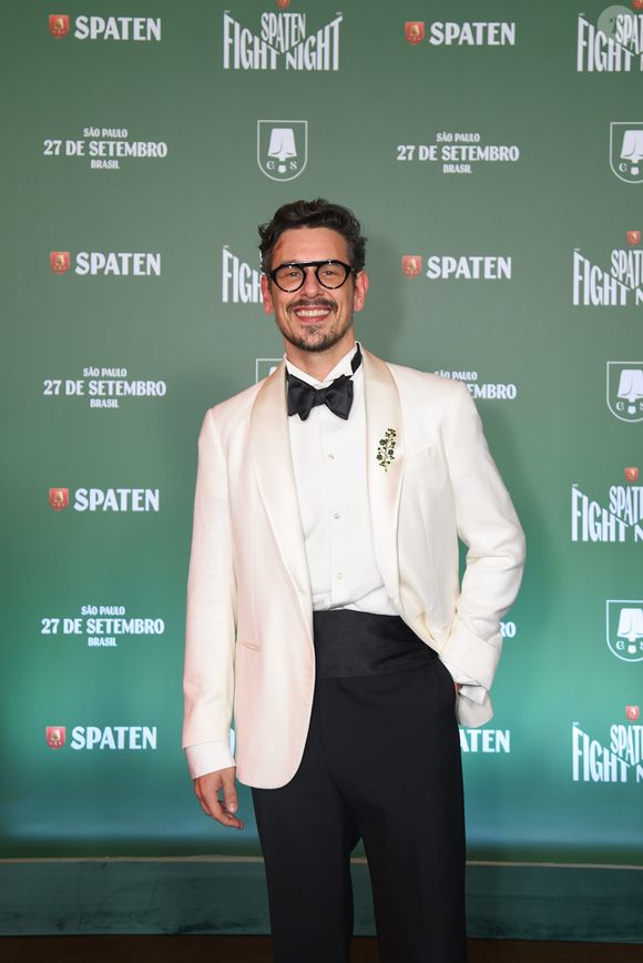 João Vicente de Castro vive um affair com Gracyanne Barbosa? O ator nega veementemente a ficada com a musa fitness após rumores que começaram nesta quinta-feira (16)