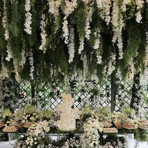 Com decoração em tons de branco e verde, o ambiente foi tomado por flores e detalhes que refletiam o estilo dos noivos. A cerimônia, que uniu tradições católicas e evangélicas