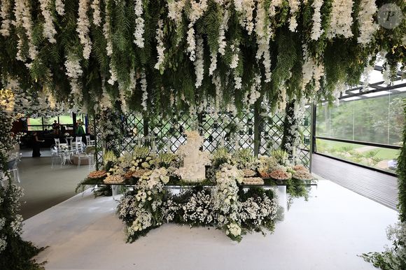 Com decoração em tons de branco e verde, o ambiente foi tomado por flores e detalhes que refletiam o estilo dos noivos. A cerimônia, que uniu tradições católicas e evangélicas