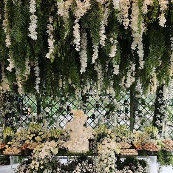 Com decoração em tons de branco e verde, o ambiente foi tomado por flores e detalhes que refletiam o estilo dos noivos. A cerimônia, que uniu tradições católicas e evangélicas