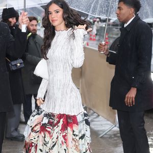 Bruna Marquezine chamou atenção dos paparazzi em desfile da Chanel