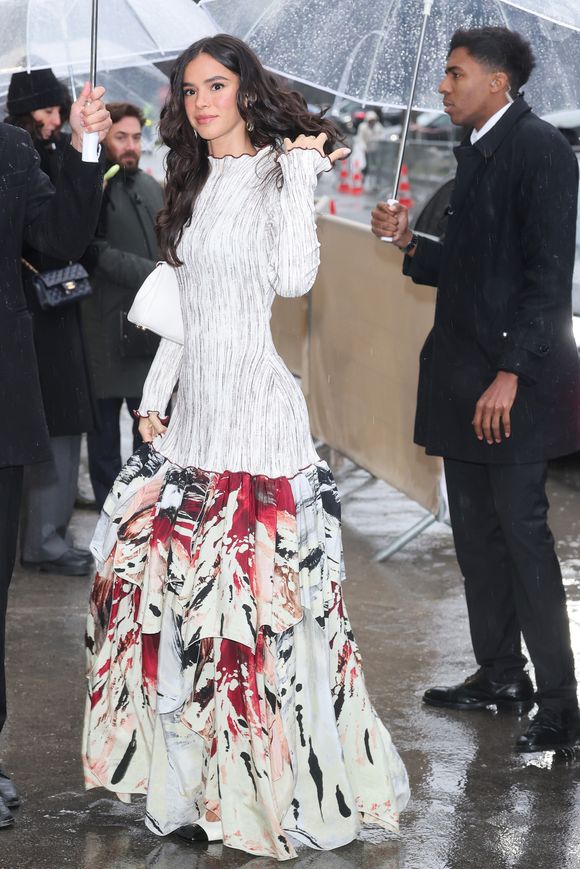 Bruna Marquezine chamou atenção dos paparazzi em desfile da Chanel