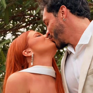 O look de noiva de Viih Tube para o civil apostou em uma estética clean, com vestido de cetim, decote tomara que caia e acessórios que deram um toque clássico à produção