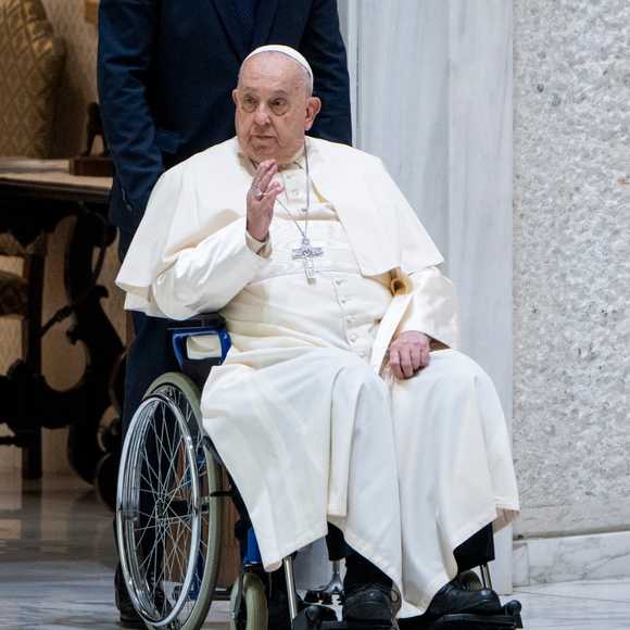 Estado de saúde do Papa Francisco é atualizado após agravamento rápido por broncoespasmo. Saiba novos detalhes
