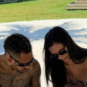 Após suposta traição, Neymar e Bruna Biancardi aparecem em clima de paz e amor em novas fotos e web não perdoa: 'Corna mansa'