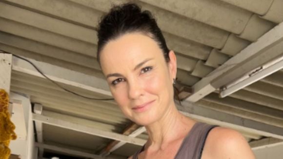 ‘É violento’: o real motivo do afastamento de Carolina Kasting, de ‘Além do Tempo’, das novelas por 6 anos; aos 51, atriz abre o jogo sobre difícil luta contra distúrbio de imagem