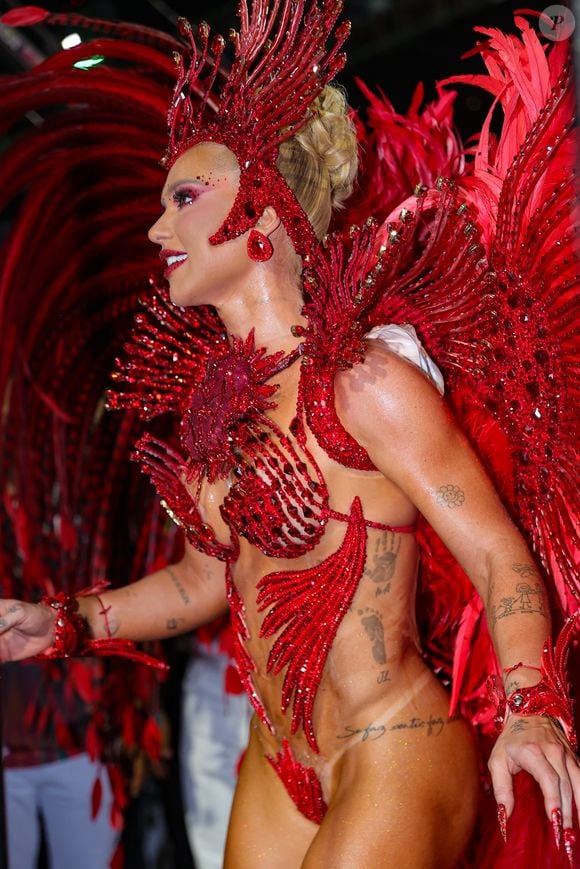 Virginia Fonseca estreou como rainha de bateria da Grande Rio no Carnaval 2026, em meio a críticas e comparações com Paolla Oliveira