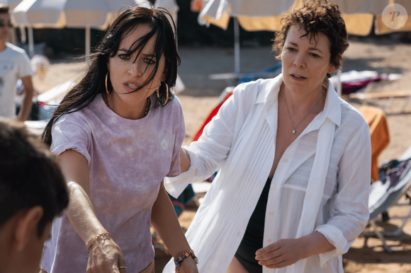 Dakota Johnson e Olivia Colman brilham em drama arrebatador da Netflix